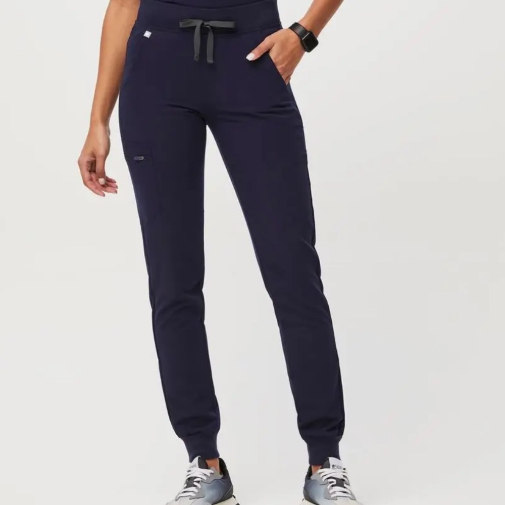 Figs navy scrub SET rafaela top (M) and classic zamora joggers (LP)